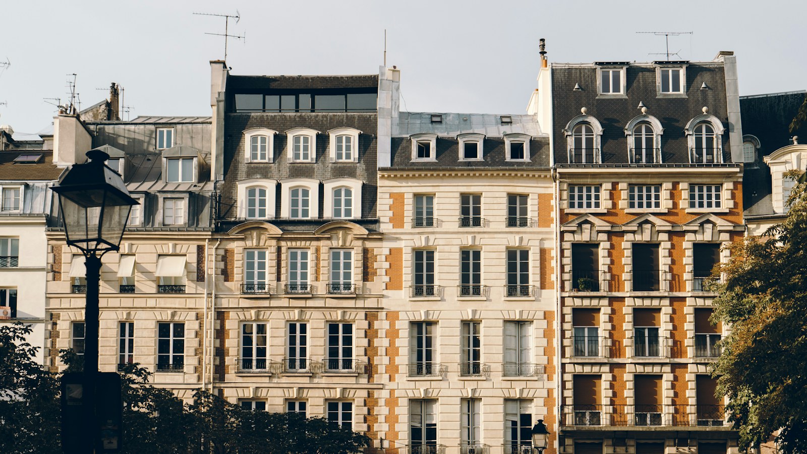 Façades d'immeubles en pierre claire