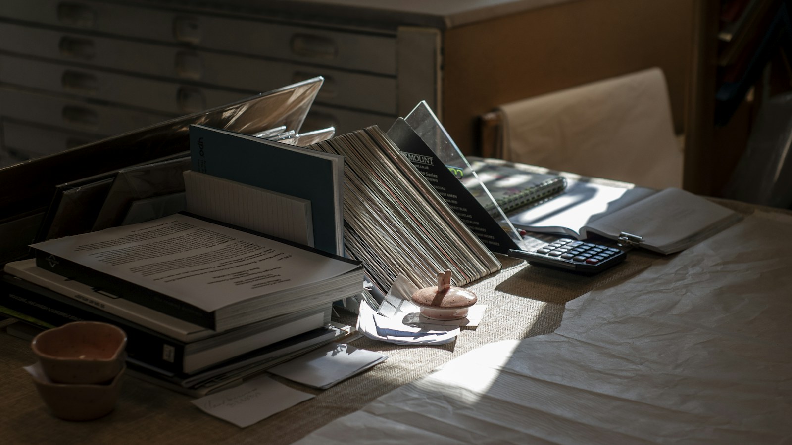 Documents et calculatrice sur une table de travail