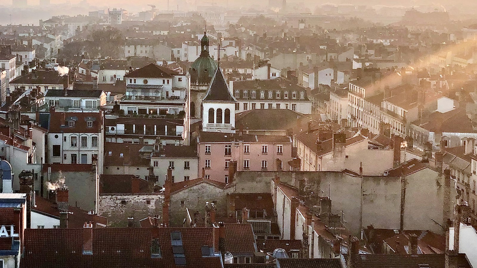 Les toits de Lyon au soleil couchant
