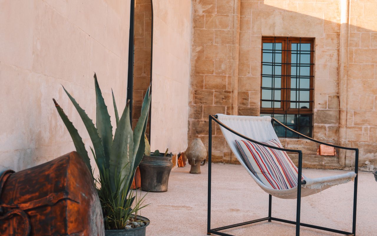Terrasse ensoleillée d'une maison en pierre